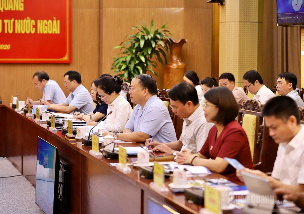 Chủ tịch UBND tỉnh Phan Huy Ngọc và lãnh đạo các sở, ngành dự buổi làm việc.