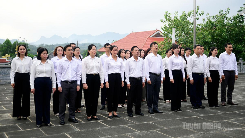 Cán bộ, nhân viên cơ quan Văn phòng Tỉnh ủy dâng hương tại Nghĩa trang Liệt sĩ tỉnh.