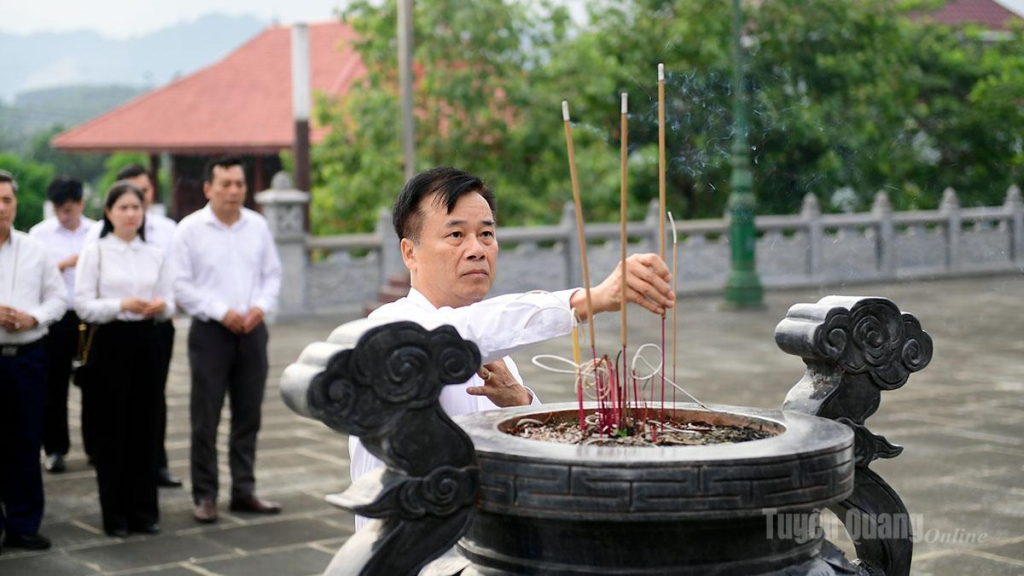 Lãnh đạo Văn phòng Tỉnh ủy dâng hương tại Nghĩa trang Liệt sĩ tỉnh.