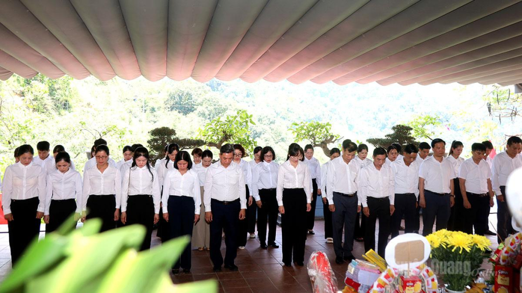 Đoàn đại biểu Đảng bộ Văn phòng Tỉnh ủy dành một phút mặc niệm tưởng nhớ sự hy sinh, công lao to lớn của các Anh hùng Liệt sĩ tại Đền thờ các Anh hùng Liệt sĩ Mặt trận Vị Xuyên, điểm cao 468, xã Thanh Thủy.