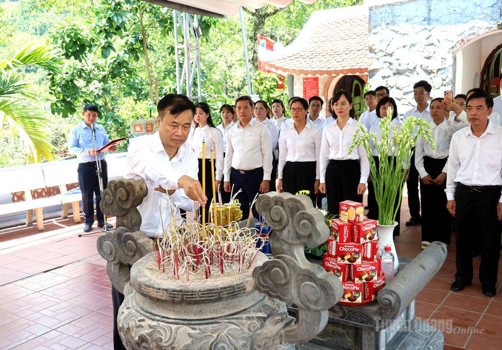 Đồng chí Hoàng Nhị Sơn, Ủy viên Ban Chấp hành Đảng bộ tỉnh, Bí thư Đảng ủy, Chánh Văn phòng Tỉnh ủy dâng hương tại Đền thờ các Anh hùng Liệt sĩ Mặt trận Vị Xuyên, điểm cao 468, xã Thanh Thủy.