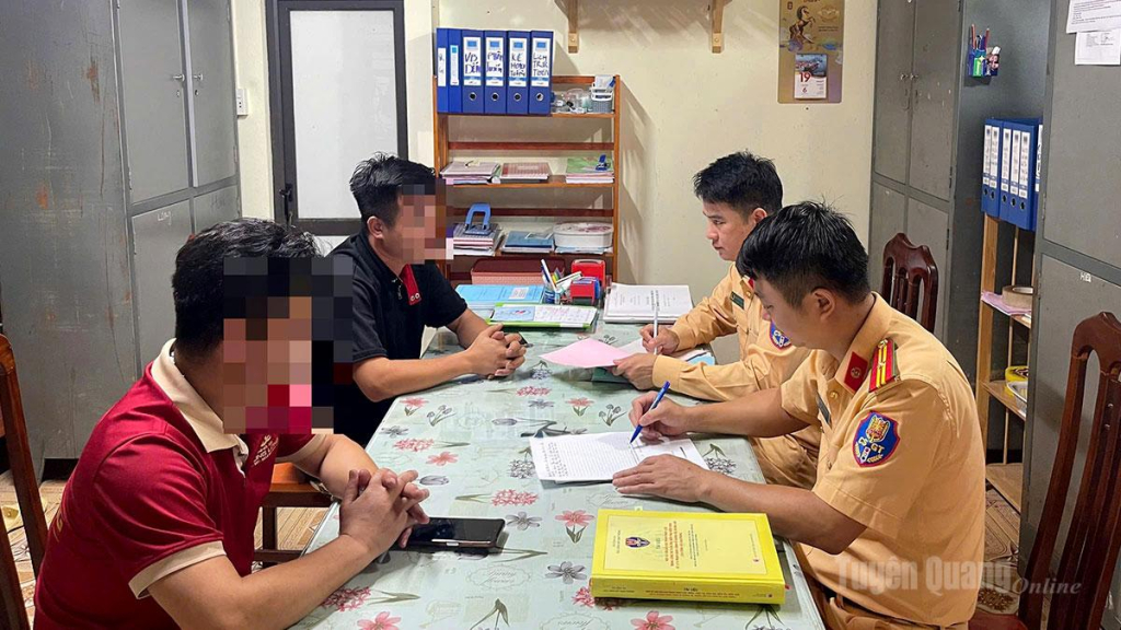 Phòng Cảnh sát giao thông, Công an tỉnh đã lập biên bản, xử phạt đối với hai lái xe G.M.V. và N.V.Q.