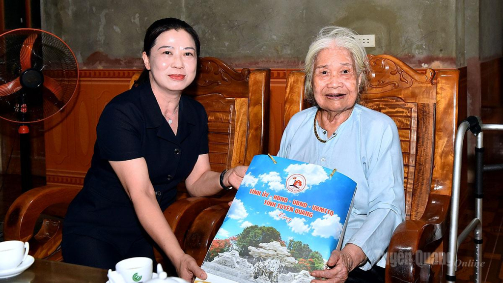 Đồng chí Phó Bí thư Thường trực Tỉnh ủy Lê Thị Kim Dung tặng quà bà Trịnh Thị Chí, thôn Hàm Ếch, là vợ liệt sĩ Hà Văn Lệ.