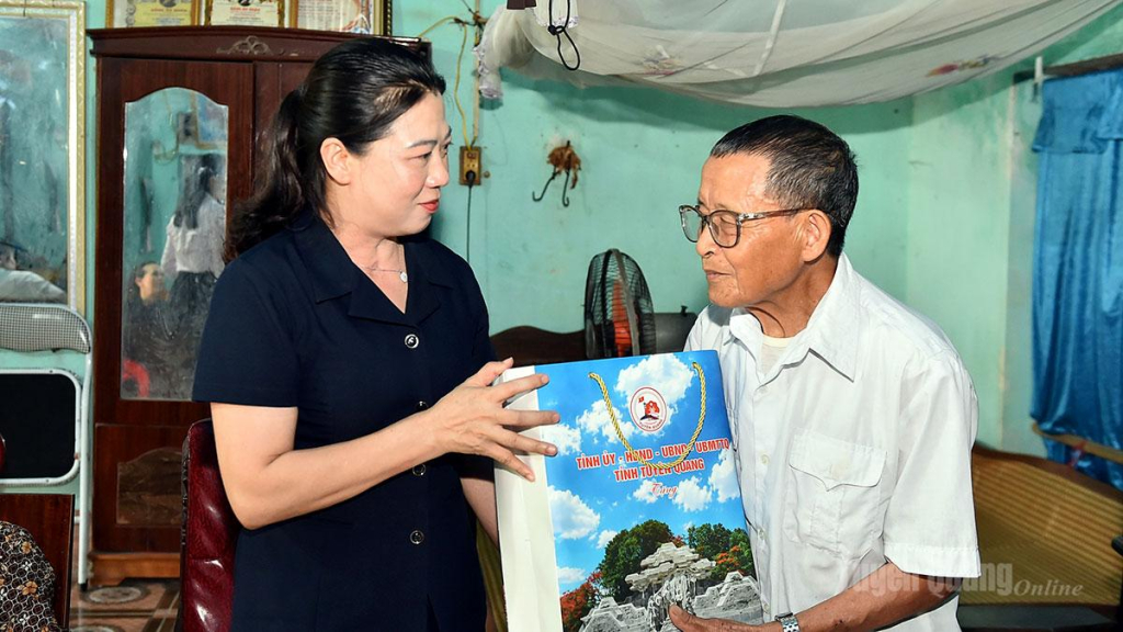 Đồng chí Lê Thị Kim Dung, Phó Bí thư Thường trực Tỉnh ủy tặng quà ông Lâm Văn Giang, thôn Vân Thành,.