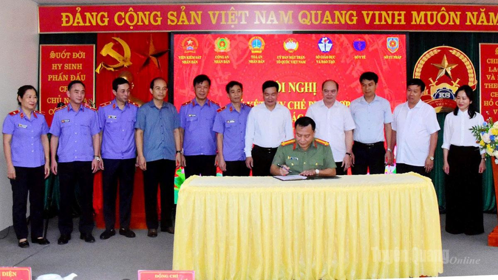 Đại diện các đơn vị tham gia ký kết quy chế phối hợp liên ngành.