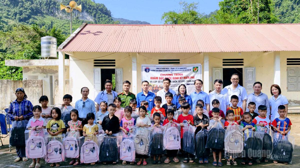 Trường Cao đẳng Y Phú Thọ trao 50 suất quà cho trẻ em có hoàn cảnh khó khăn.
