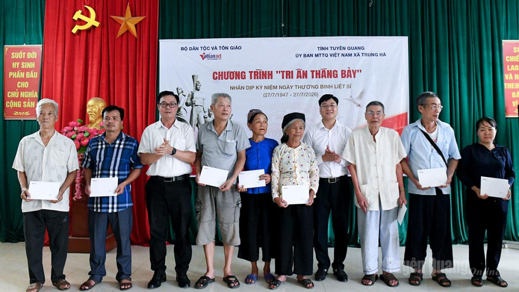 Báo VietNamNet phối hợp chính quyền địa phương trao các suất quà đến các gia đình chính sách, người có công tại xã Trung Hà.
