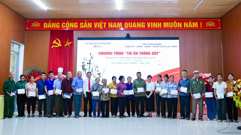 Đại diện Báo VietNamNet và lãnh đạo xã trao quà tới các gia đình chính sách, người có công tại xã Lực Hành.