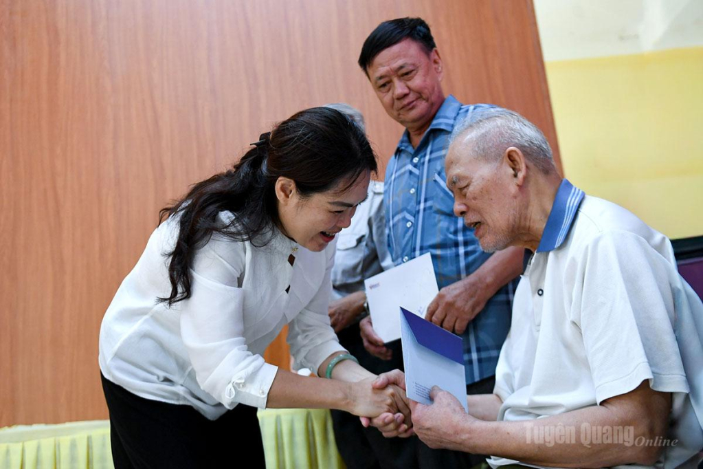 Phó Giám đốc Sở Dân tộc và Tôn giáo Hoàng Thị Thắm trao quà của bạn đọc Báo VietNamNet tới các cựu chiến binh, gia đình người có công tại xã Lực Hành.