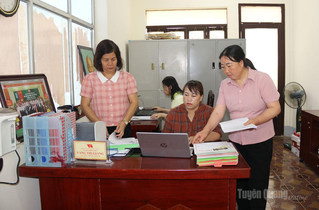 Cán bộ Ủy ban Kiểm tra xã Đồng Văn kiểm tra hồ sơ các chi bộ trực thuộc Đảng bộ xã.