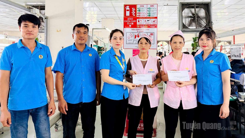 Công đoàn cơ sở Công ty TNHH J-Star Vina Tuyên Quang tặng quà nữ đoàn viên có hoàn cảnh khó khăn.