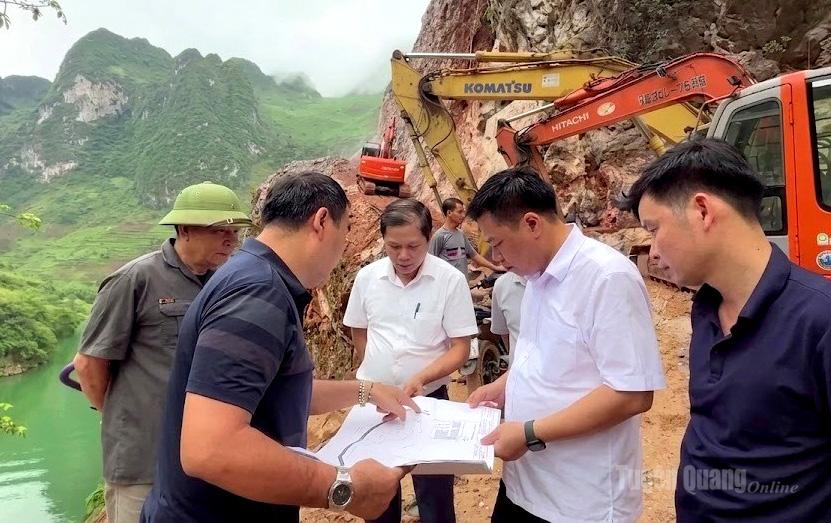 Đoàn công tác của Đảng ủy, UBND xã Đồng Văn kiểm tra tiến độ Dự án tái định cư thôn Tà Làng.
