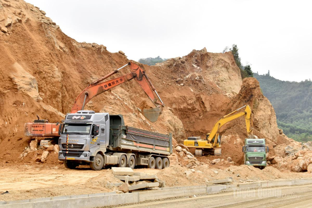 Đơn vị thi công đang dồn sức thi công khu tái định cư Trung Sơn thuộc Dự án đường Hồ Chí Minh đoạn Chợ Chu (Thái Nguyên) - Ngã ba Trung Sơn (Tuyên Quang).