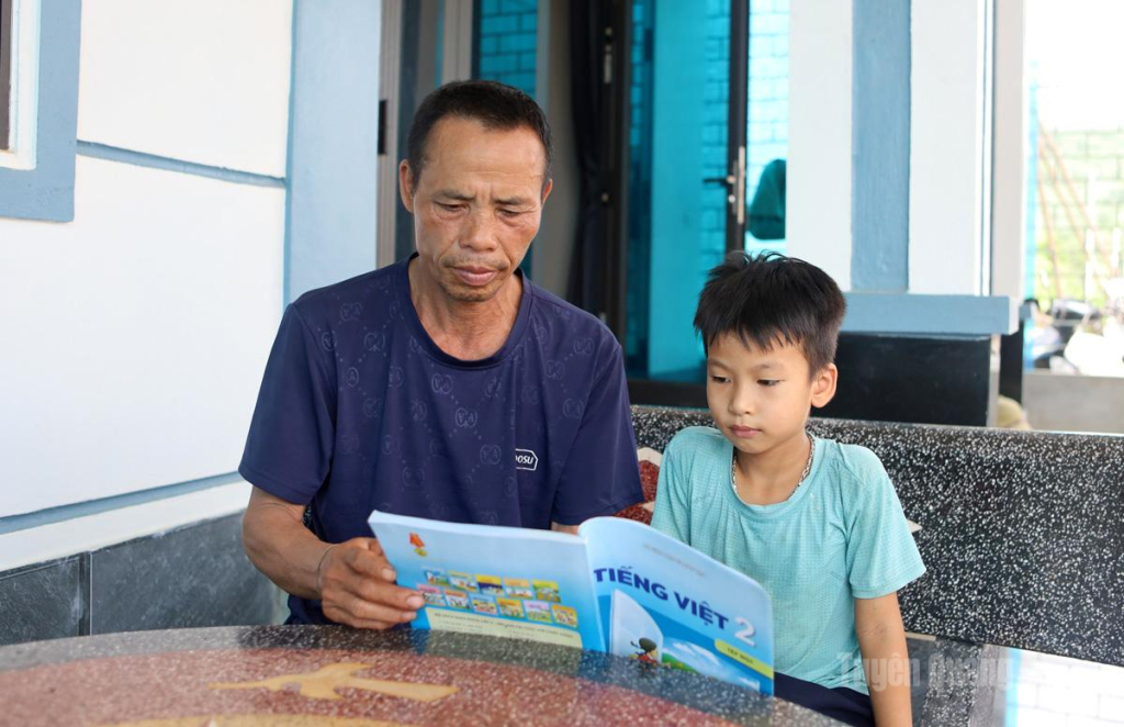 Gia đình anh  Vương Văn Phương, khu tái định cư  Cây Thị, xã Nhữ Khê ổn định cuộc sống tại nơi ở mới.