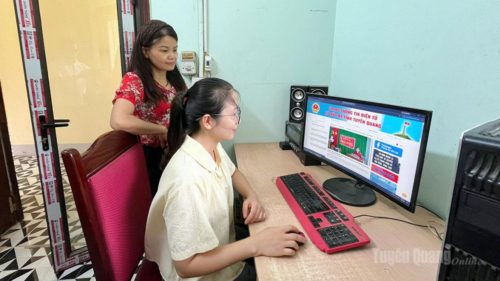 Công chức phụ trách  Trang Thông tin điện tử  xã Bắc Mê trao đổi nghiệp vụ,  rà soát nội dung trước khi  đăng trên Trang Thông tin điện tử xã.
