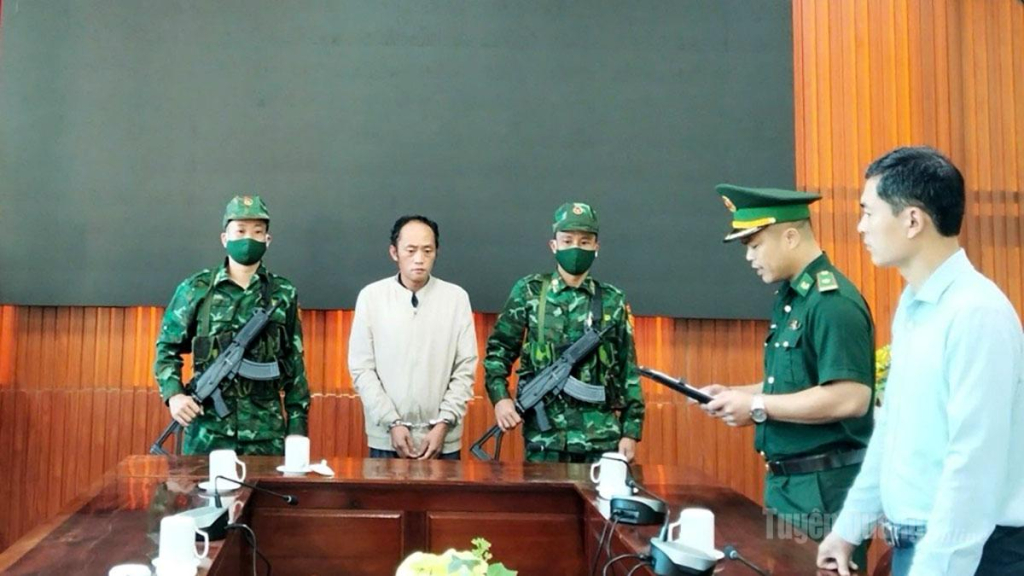 Đồn Biên phòng Cửa khẩu Săm Pun đọc quyết định khởi tố bị can đối với Lầu Mí Lùng.