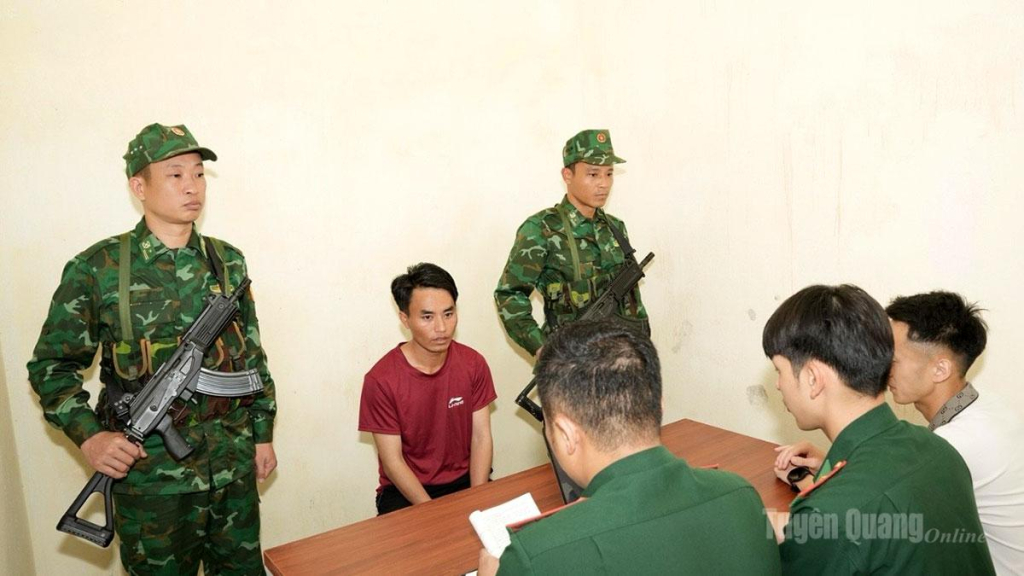 Đồn Biên phòng Cửa khẩu Săm Pun lấy lời khai đối tượng Sùng Mí Gió.