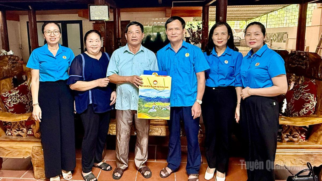 Đồng chí Triệu Tài Phong, Ủy viên Ban Chấp hành Đảng bộ tỉnh, Phó Chủ tịch Ủy ban MTTQ Việt Nam tỉnh, Chủ tịch Liên đoàn Lao động tỉnh quà ông Ma Công Chí, tổ dân phố Kim Phú 42.