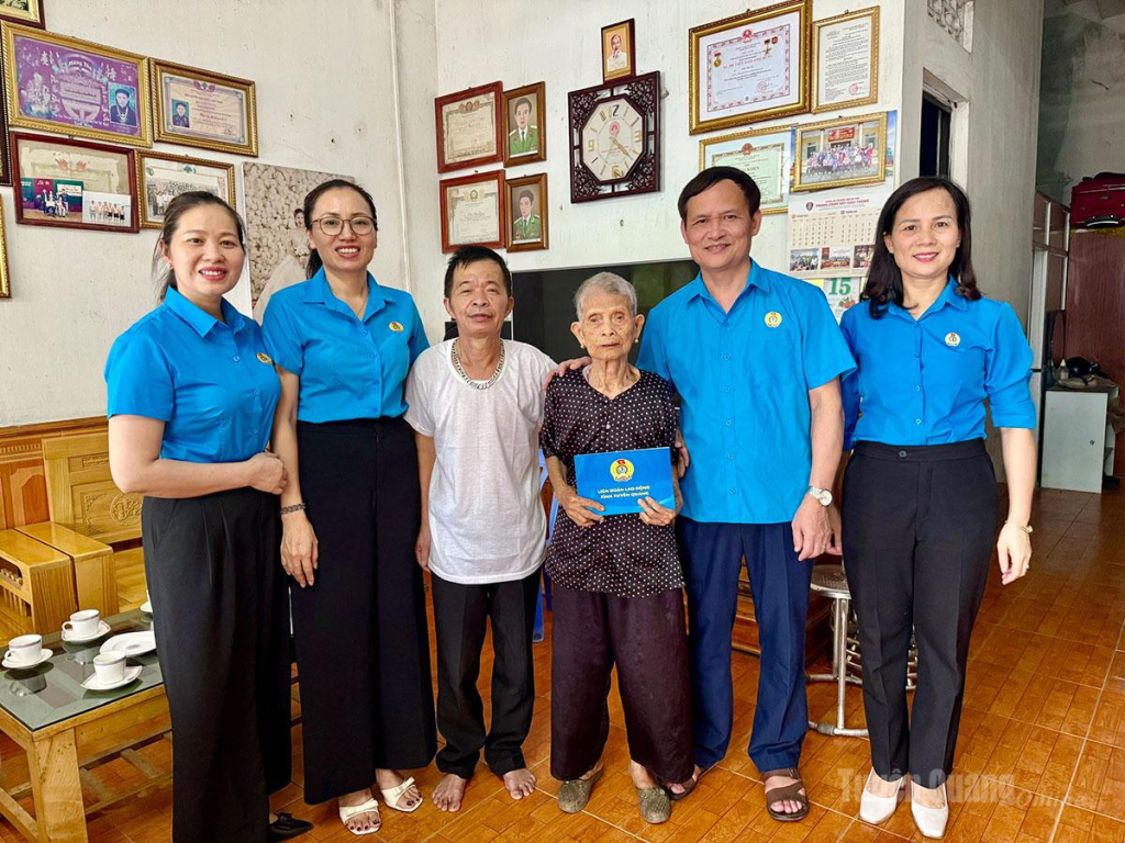 Đồng chí Triệu Tài Phong, Ủy viên Ban Chấp hành Đảng bộ tỉnh, Phó Chủ tịch Ủy ban MTTQ Việt Nam tỉnh, Chủ tịch Liên đoàn Lao động tỉnh tặng quà mẹ Việt Nam Anh hùng Lâm Thị Giã, tổ dân phố Kim Phú 43.
