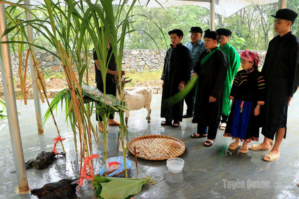Thầy cúng và đồng bào Pu Péo thực hiện nghi lễ cúng thần rừng.