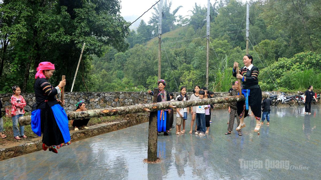 Đông đảo người dân xã Thắng Mố tham gia trò chơi dân gian.