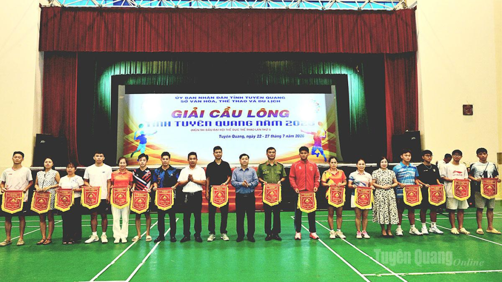 Ban tổ chức trao Cờ lưu niệm cho các đoàn.