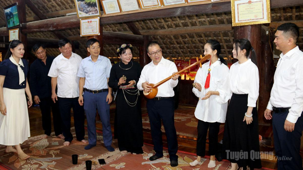 Đoàn đại biểu Tuyên truyền Châu ủy Văn Sơn, tỉnh Vân Nam (Trung Quốc) giao lưu văn nghệ với người dân thôn Tân Lập, xã Tân Trào.