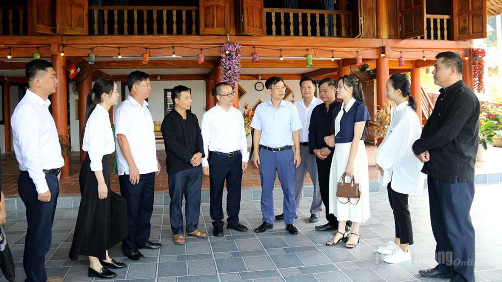 Đoàn đại biểu Tuyên truyền Châu ủy Văn Sơn, tỉnh Vân Nam (Trung Quốc) tìm hiểu kinh nghiệm phát triển du lịch homstay tại hộ gia đình ông Hoàng Văn Lự, thôn Tân Lập.