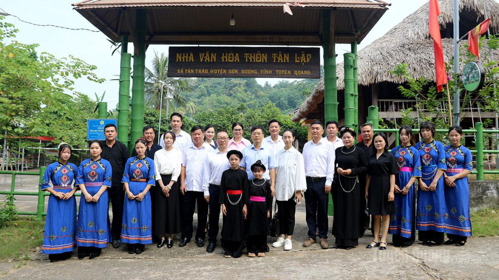Đoàn đại biểu Tuyên truyền Châu ủy Văn Sơn, tỉnh Vân Nam chụp ảnh lưu niệm với người dân thôn Tân Lập.