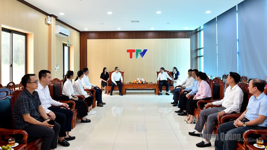 Đoàn ban Tuyên truyền Châu ủy Văn Sơn (Trung Quốc) thăm, làm việc với Báo và phát thanh, truyền hình Tuyên Quang.