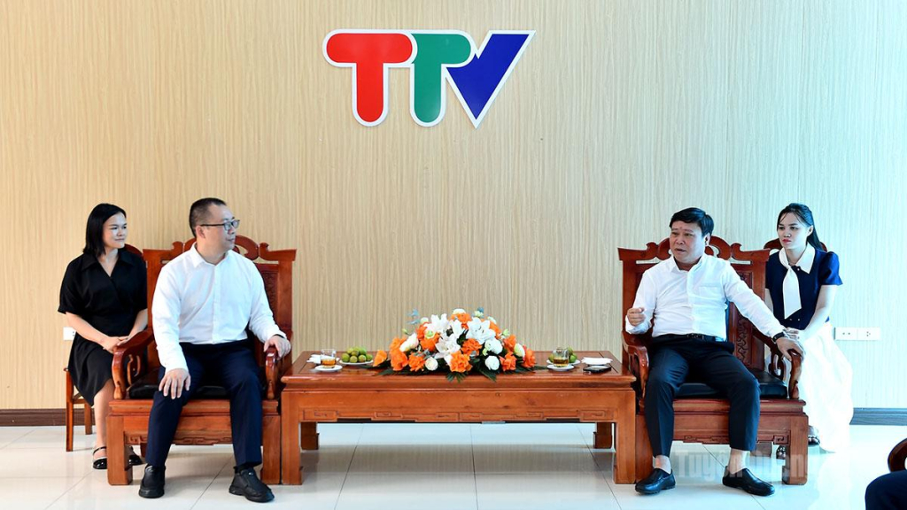 Trao đổi giữa lãnh đạo Báo và phát thanh, truyền hình Tuyên Quang với Đoàn công tác Ban Tuyên truyền Châu Vân Sơn.