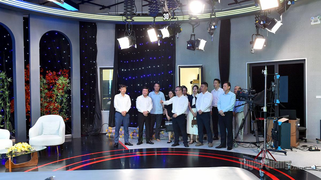 Đoàn công tác Ban Tuyên truyền Châu ủy Văn Sơn tham quan khu vực phòng quay tọa đàm.