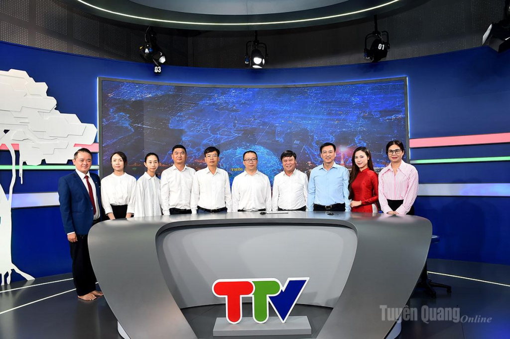 Các đại biểu chụp ảnh chung tại phòng quay thời sự.