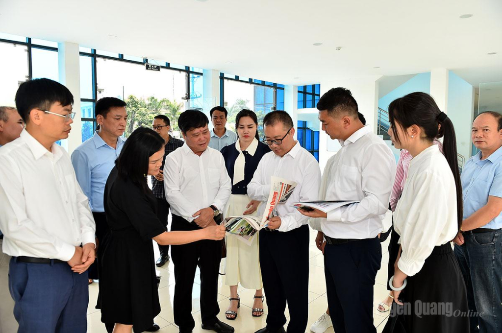 Đoàn công tác Ban Tuyên truyền Châu ủy Văn Sơn tìm hiểu các ấn phẩm báo in của Báo và phát thanh, truyền hình Tuyên Quang.