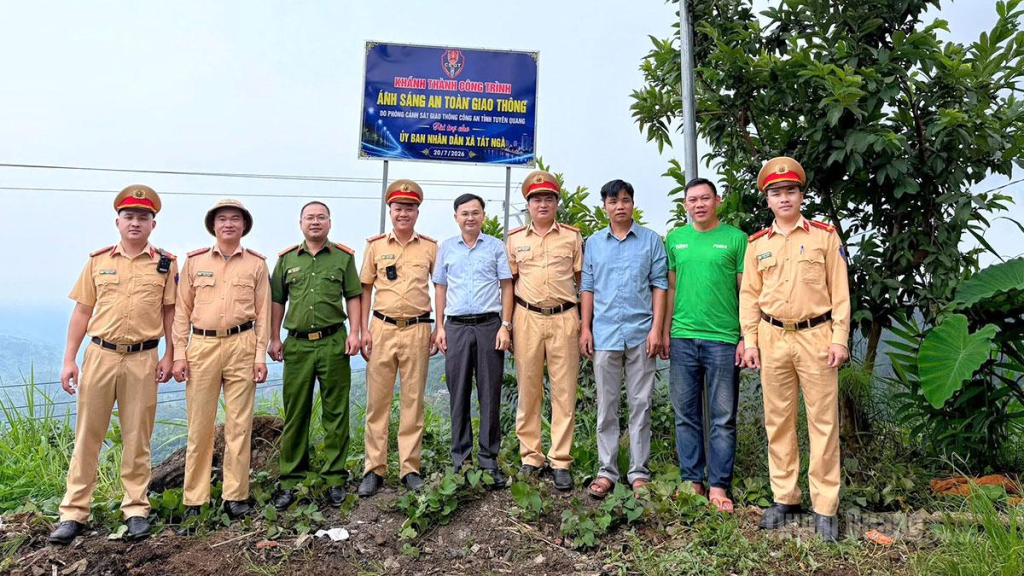 Khánh thành công trình đèn năng lượng mặt trời tại thôn Thăm Noong.