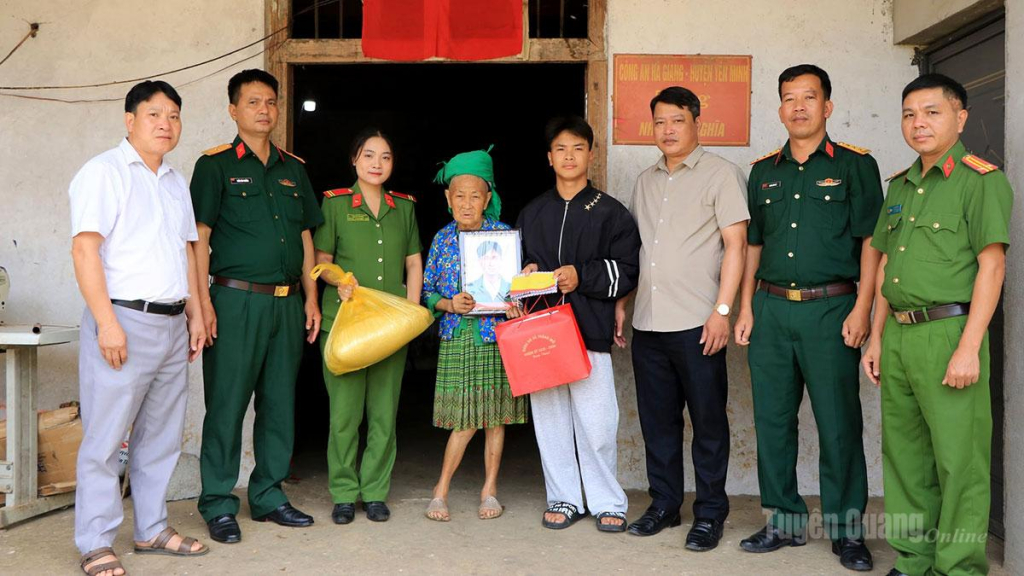 Lãnh đạo xã Thắng Mố và các đơn vị tặng quà cho gia đình Liệt sĩ Sùng Mí Hồ.