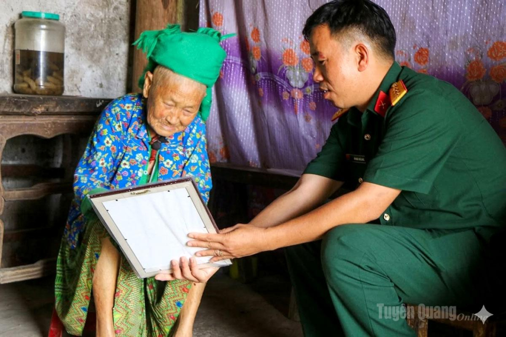 Đại diện Ban CHQS xã Thắng Mố trao tặng ảnh phục dựng chân dung Liệt sĩ Sùng Mí Hồ cho gia đình.