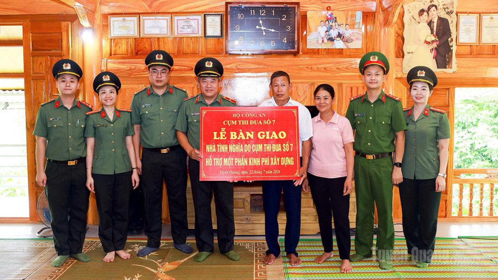 Đoàn công tác bàn giao nhà tình nghĩa cho gia đình Đại úy Hoàng Xuân Sỹ.