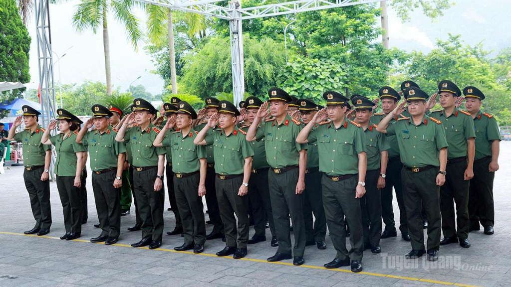 Đoàn công tác viếng các Anh hùng liệt sĩ tại Nghĩa trang Liệt sĩ Quốc gia Vị Xuyên.
