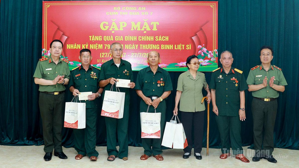 Đoàn công tác tặng quà cho các cựu chiến binh xã Vị Xuyên.