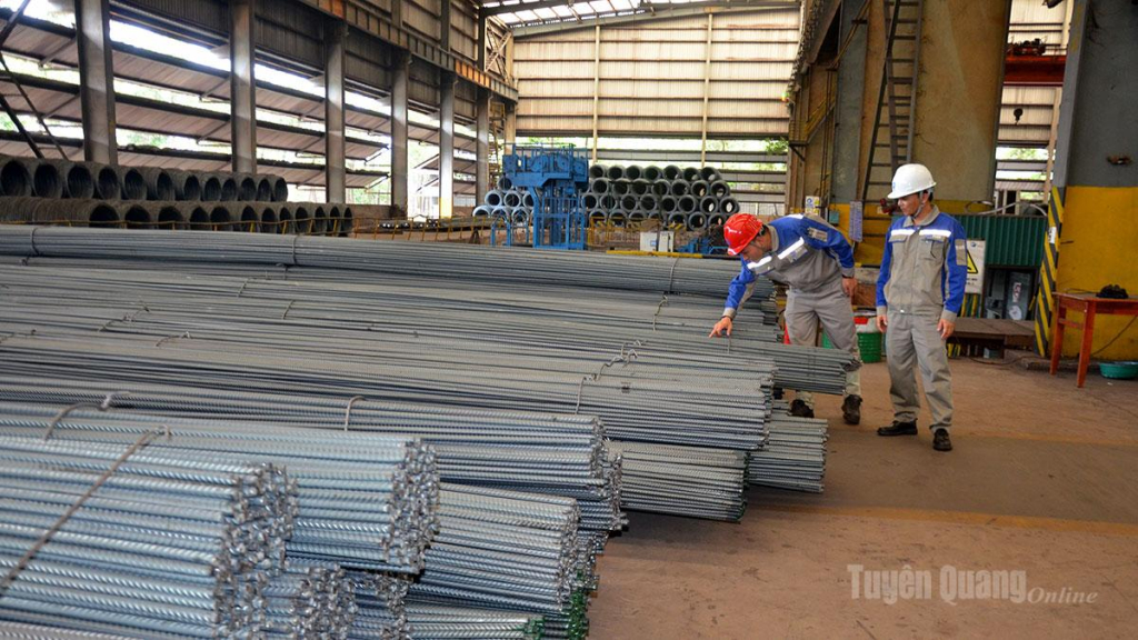 Cán bộ kỹ thuật Công ty TNHH Gang thép Tuyên Quang kiểm tra thép cây trước khi xuất xưởng.