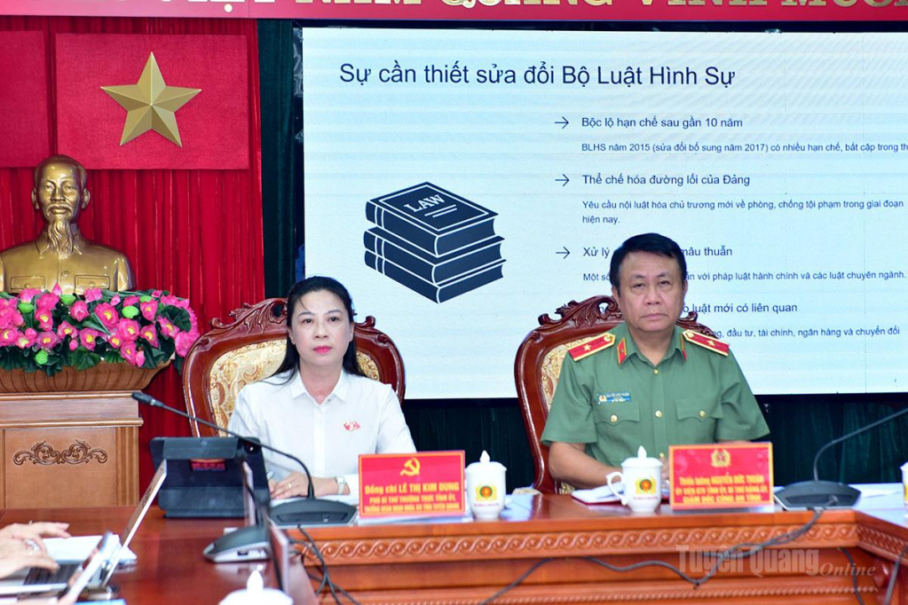 Các đồng chí: Lê Thị Kim Dung, Phó Bí thư Thường trực Tỉnh ủy, Trưởng Đoàn ĐBQH tỉnh và Thiếu tướng Nguyễn Đức Thuận, Giám đốc Công an tỉnh đồng chủ trì hội nghị.