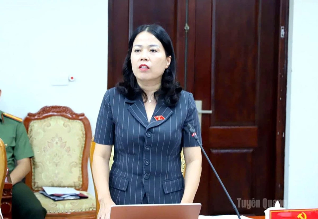 Phó trưởng Đoàn ĐBQH chuyên trách tỉnh Lý Thị Lan điều hành nội dung thảo luận.