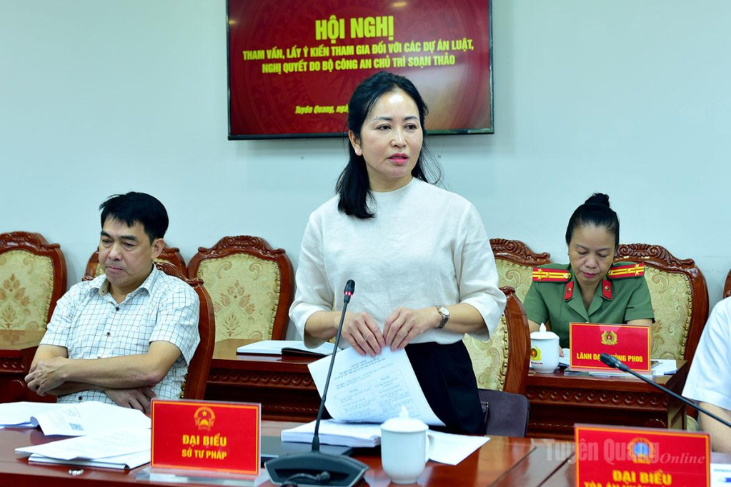 Lãnh đạo Sở Tư pháp đóng góp ý kiến tại hội nghị.