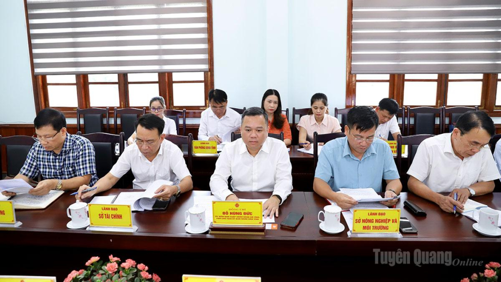 Phó Chủ tịch UBND tỉnh Đỗ Hùng Đức cùng lãnh đạo các sở, ngành dự buổi làm việc.