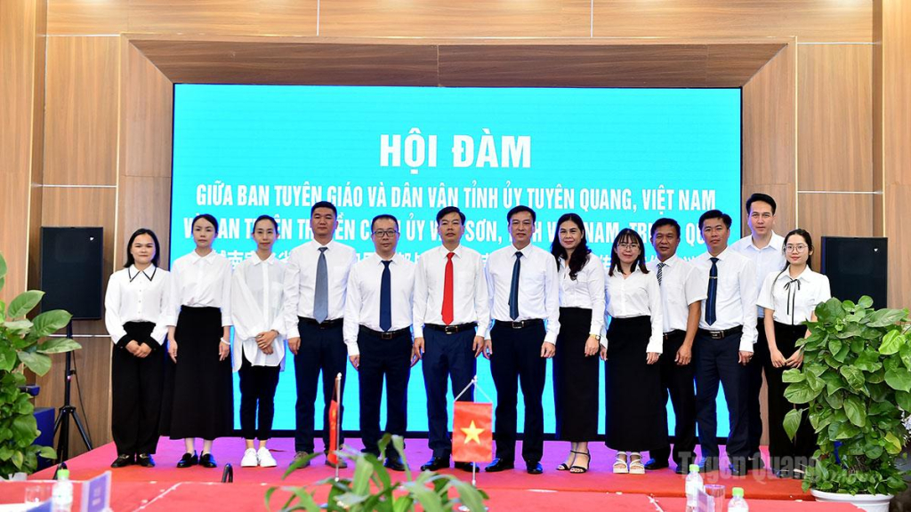 Các đại biểu chụp ảnh lưu niệm.