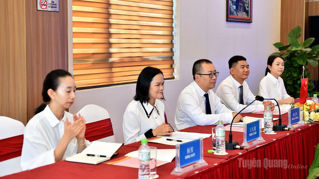 Đại biểu Ban Tuyên truyền Châu ủy Văn Sơn trao đổi tại hội đàm.
