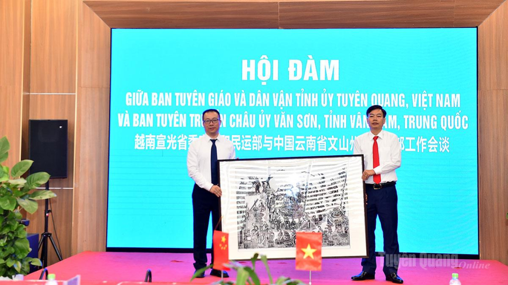 Đoàn công tác Ban Tuyên truyền Châu ủy Văn Sơn tặng Ban Tuyên giáo và Dân vận Tỉnh ủy bức tranh dân gian địa phương.
