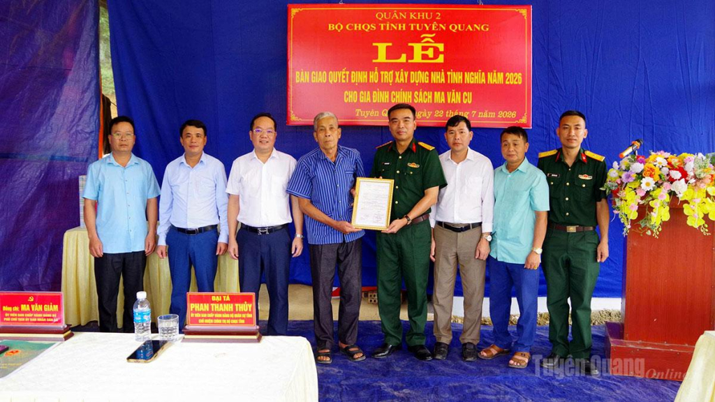 Bộ CHQS tỉnh bàn giao quyết định hỗ trợ xây dựng nhà tình nghĩa cho thân nhân liệt sĩ.