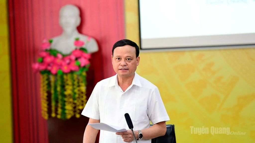 Đồng chí Nguyễn Mạnh Tuấn, Phó Chủ tịch Thường trực UBND tỉnh, Trưởng Ban Đại diện Hội đồng quản trị NHCSXH tỉnh phát biểu kết luận phiên họp.